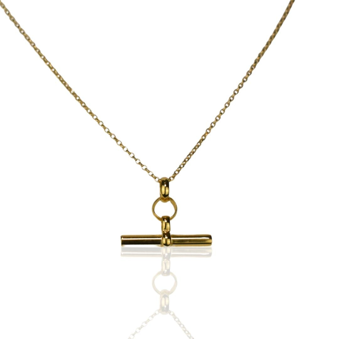 Stylish look featuring the gold-plated T-Bar necklace