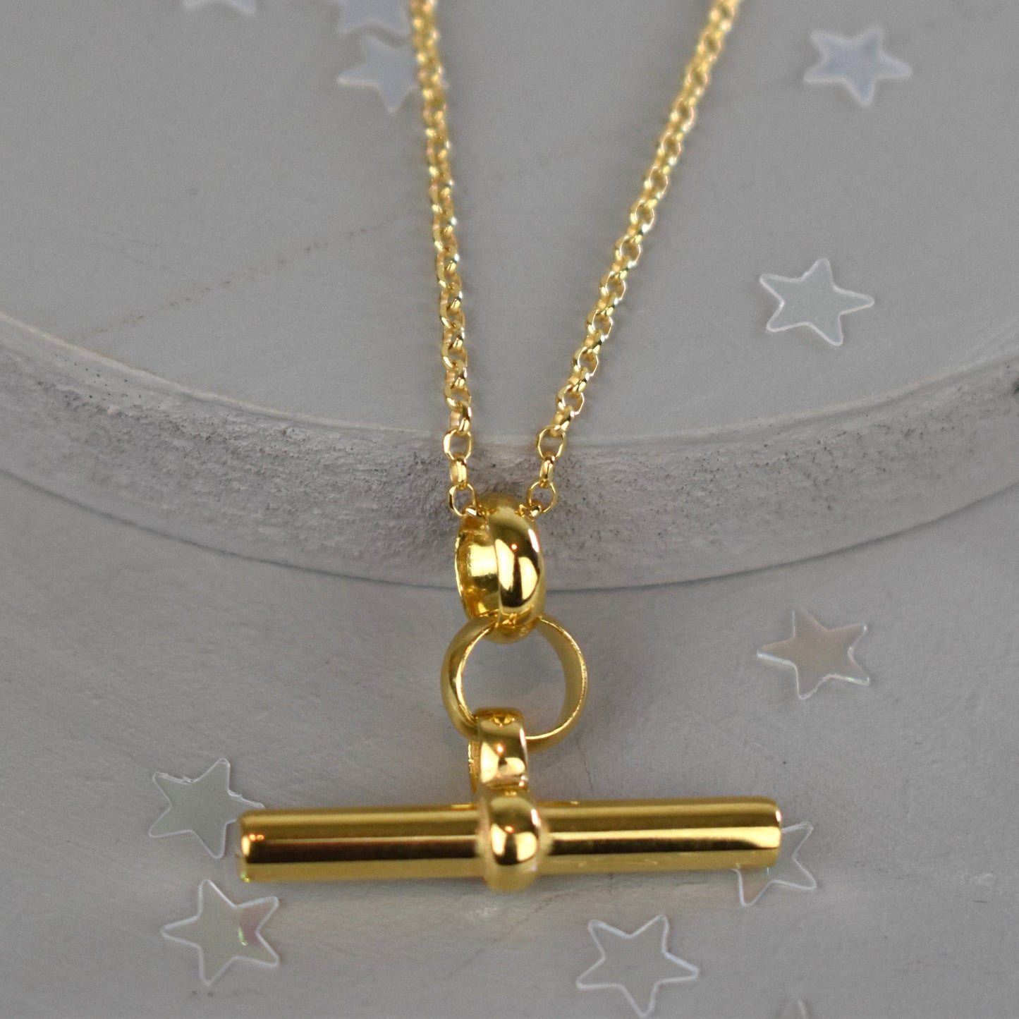Close-up of iconic T-Bar design with diamond-cut belcher chain