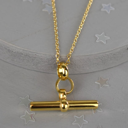 Close-up of iconic T-Bar design with diamond-cut belcher chain
