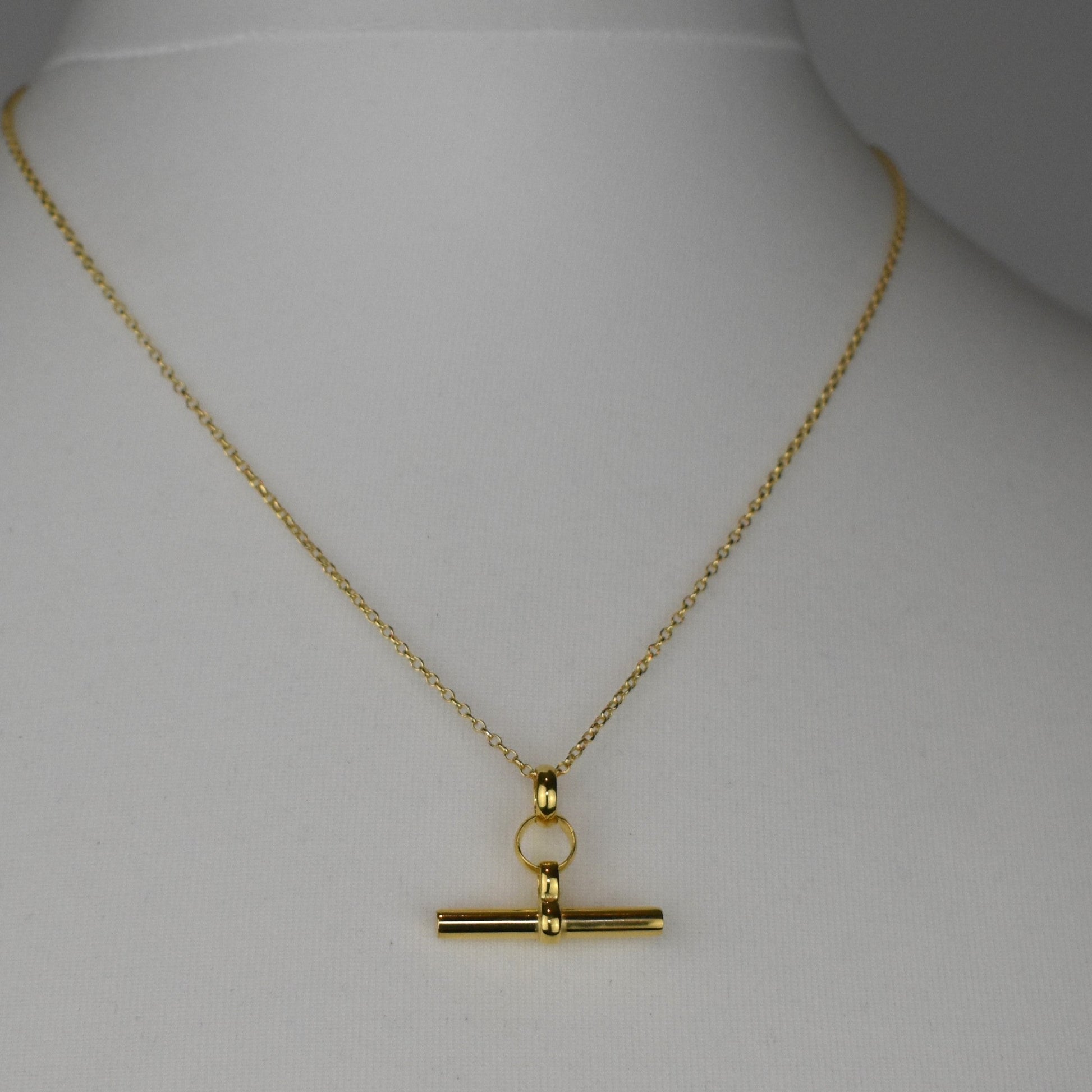 Stylish layered look featuring the gold-plated T-Bar necklace