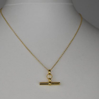 Stylish layered look featuring the gold-plated T-Bar necklace