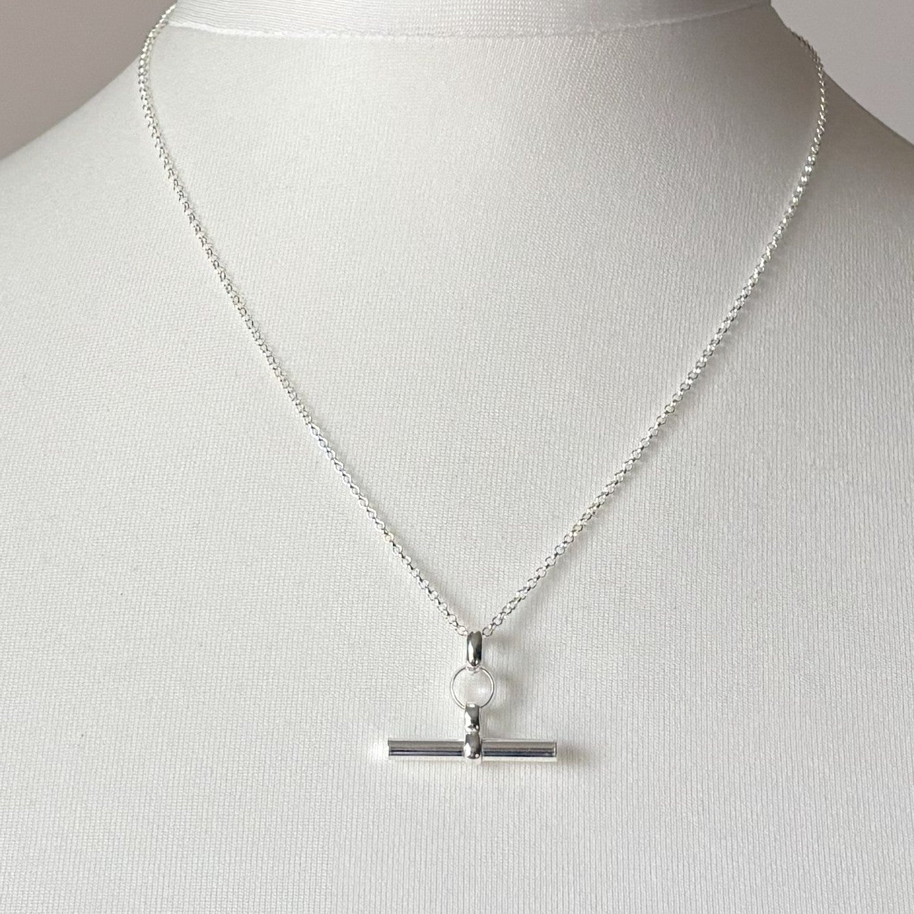 Stylish look featuring the sterling silver T-Bar necklace
