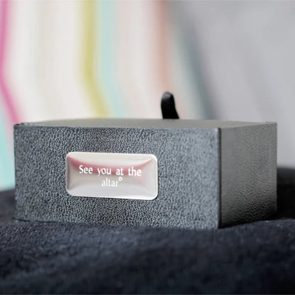 Upgrade to a deluxe box with a further message engaved on it. 