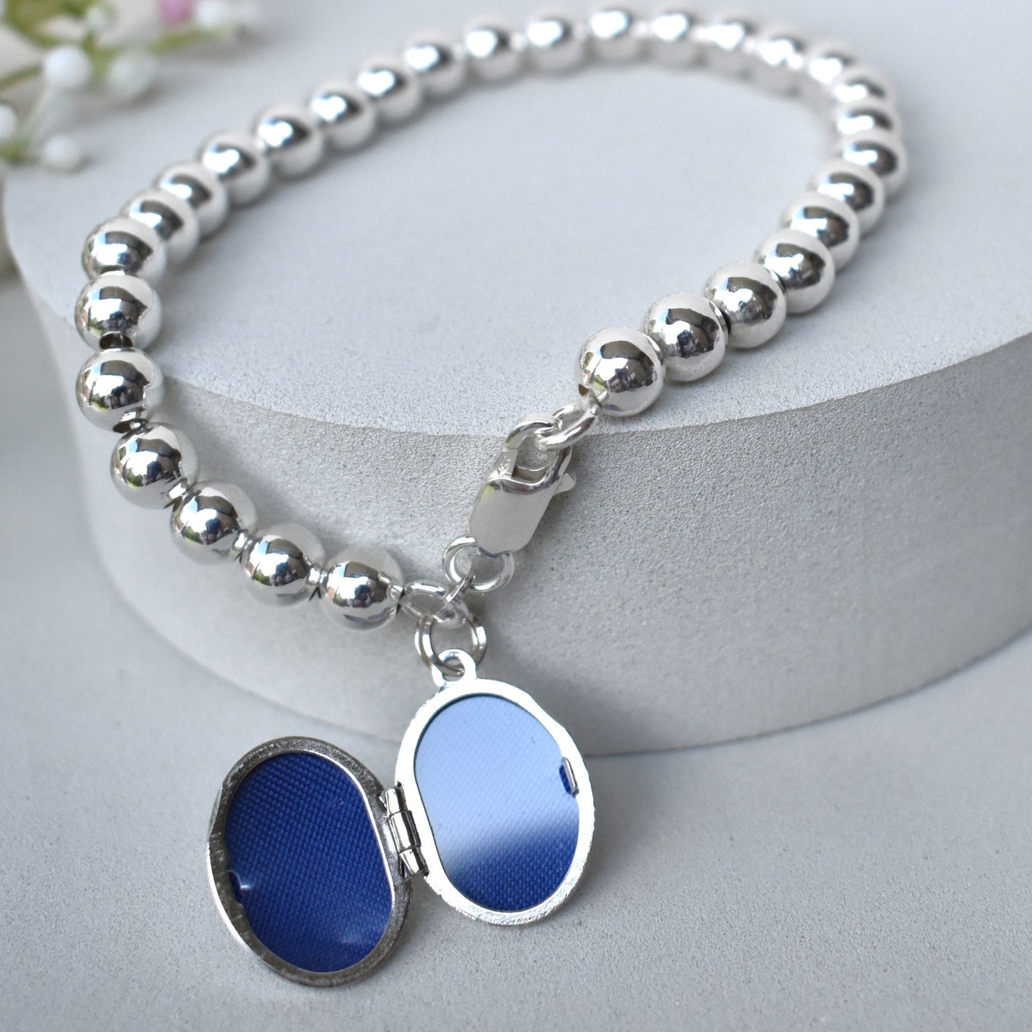 The engraved locket opens to take up to two photographs.