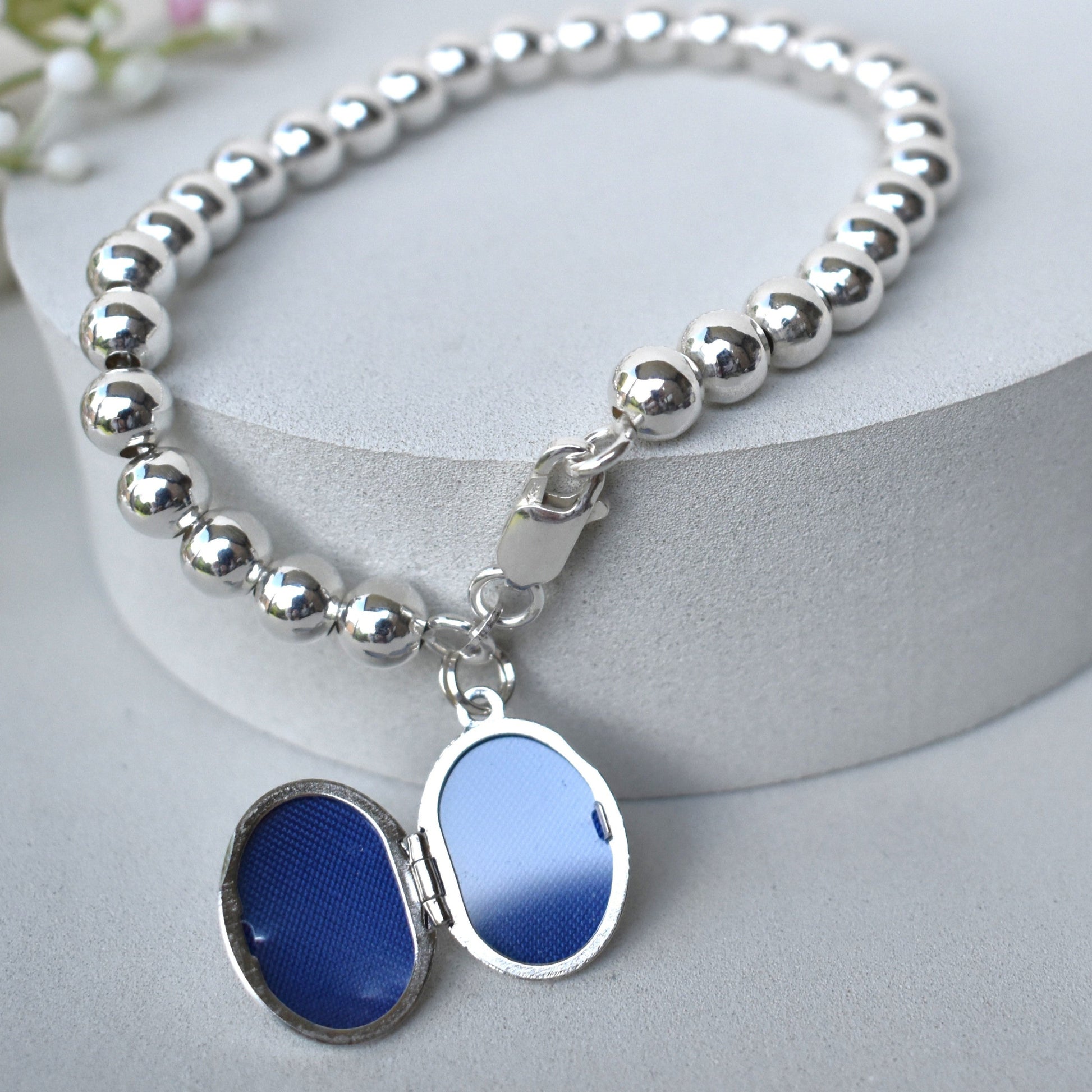 The engraved locket opens to take up to two photographs.
